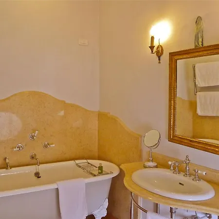 Sleeps 26 With Pool Air Con And Wifi